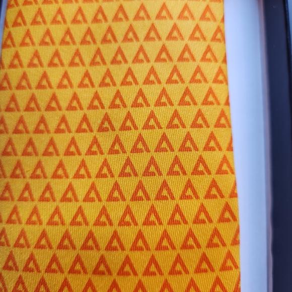 Men's Vineyard Vines Tie NWT in box - Picture 3 of 3